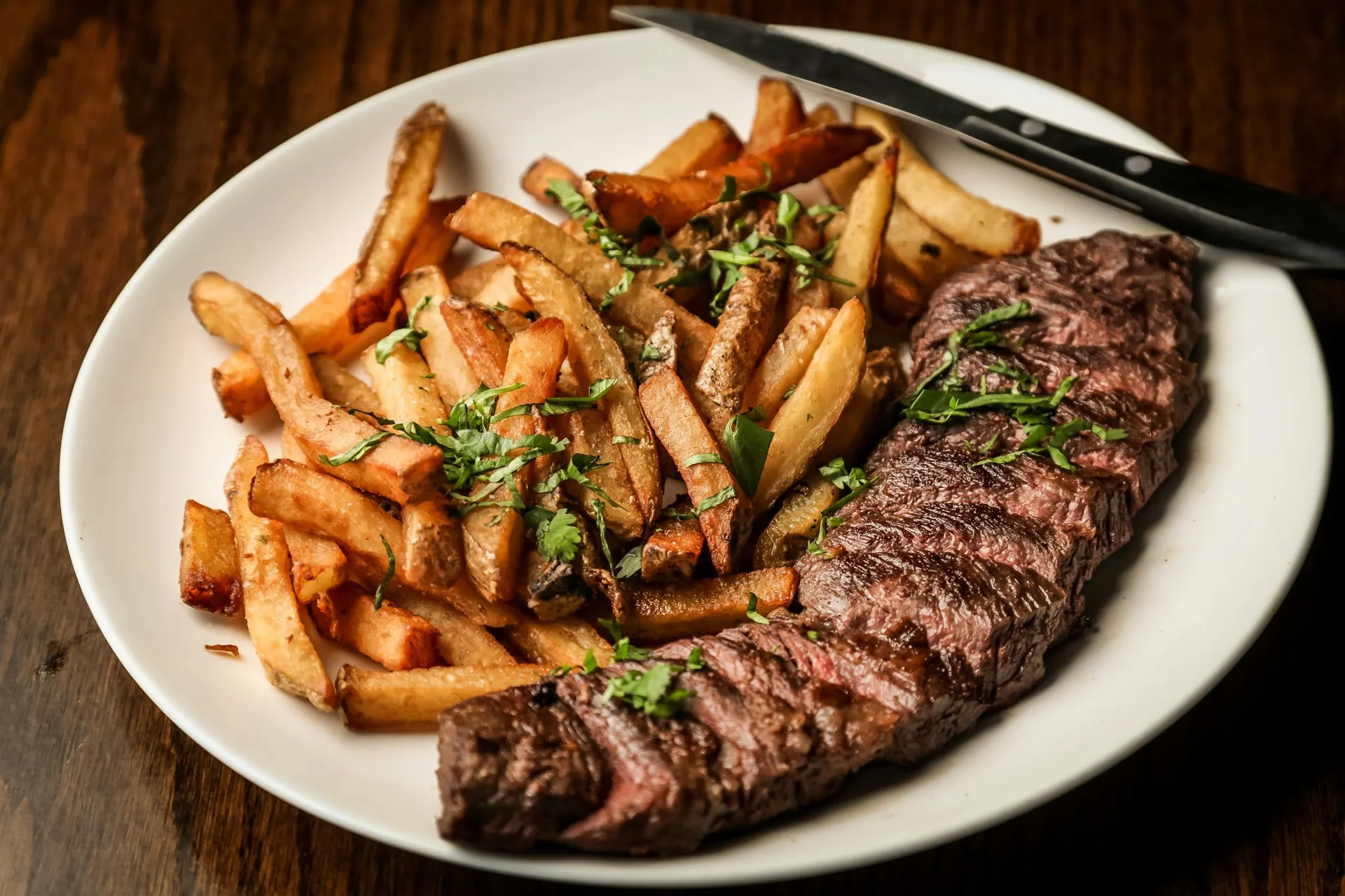 Helstekt biff med friterad potatis och örter